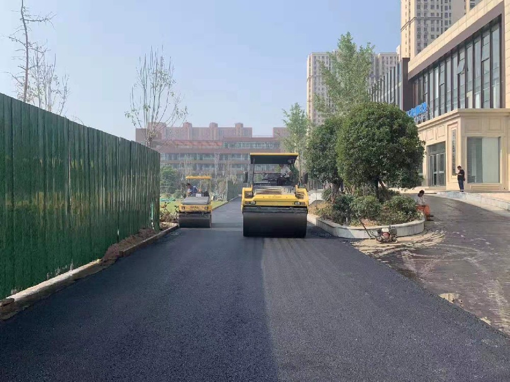 鄭州新鄉(xiāng)瀝青路面攤鋪時用的是什么油？