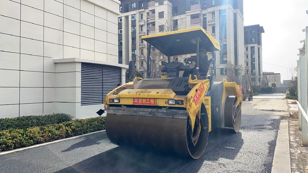 瀝青路面施工團(tuán)隊(duì)以專業(yè)力量助力城市建設(shè)