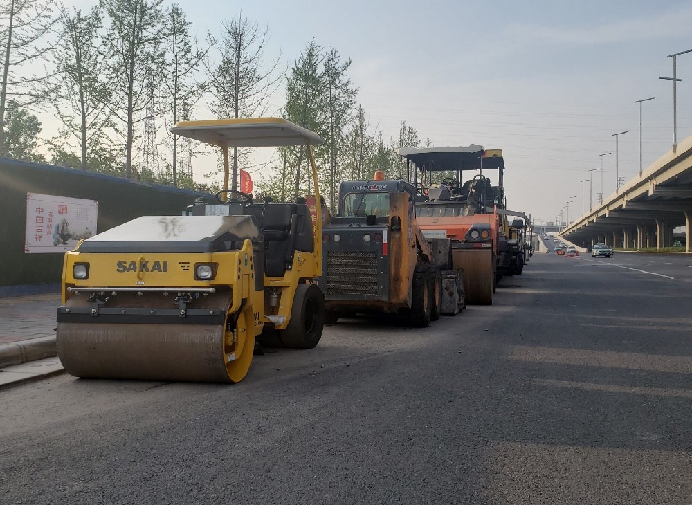 為什么現(xiàn)在有很多道路都采用瀝青路面？